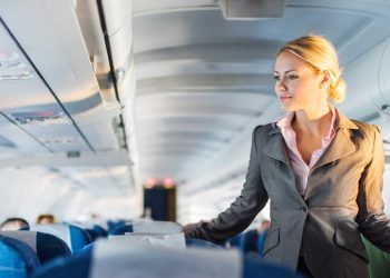 Comissários de bordo têm mais risco de sofrer de câncer, diz estudo