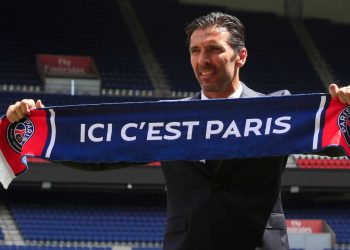 Buffon é apresentado pelo PSG e nega obsessão pela Champions