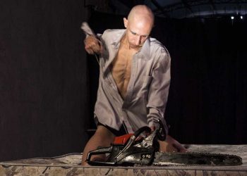 Artista fica ferido ao usar serra elétrica em peça de teatro