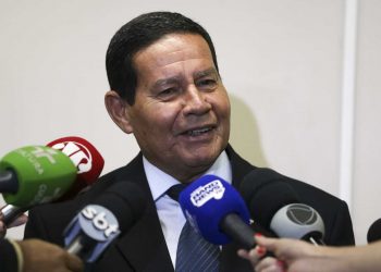 Mourão elogia Hino Nacional nas escolas, mas critica uso de slogan