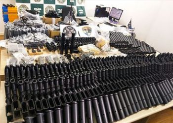 Amigo de um dos suspeitos de matar Marielle é preso com armas em casa