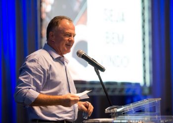 Governador faz palestra sobre conjuntura econômica a empresários na Serra