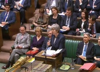 Parlamento vota adiamento do Brexit; May tenta salvar acordo