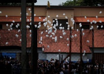 Alunos chegam emocionados à escola uma semana após massacre e distribuem abraços e esperança em Suzano