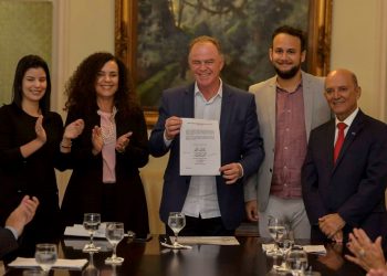 Governador assina ordem de serviço do restauro da capela mais antiga de Vitória