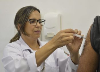 Ministro diz que baixa adesão a vacinação pode comprometer hospitais