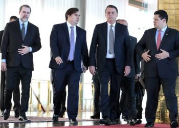 ‘Com a caneta eu tenho mais poder do que você’, diz Bolsonaro a Maia