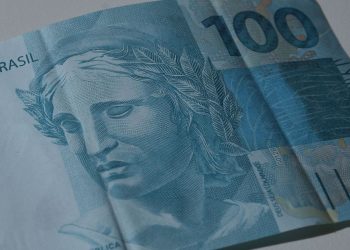 Receita fiscalizará 7 mil contribuintes e quer recuperar R$ 164 bi Cigarros, bebidas e combustíveis são principais alvos