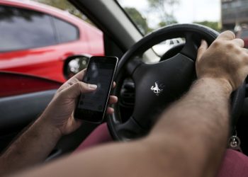 Um em cada cinco brasileiros usa o celular enquanto dirige