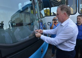 Governo do Estado entrega ônibus do Transcol com ar-condicionado