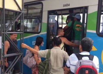 Rodoviários organizam passeata em protesto contra ônibus sem cobrador