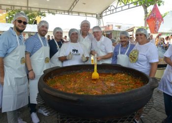 Governador participa da confecção da Maior Moqueca do Mundo no norte do Estado