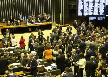 Câmara aprova mudanças em regras de pensão e para mulheres
