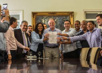 Governo assina Ordem de Serviço para conclusão das obras do Estádio Kleber Andrade