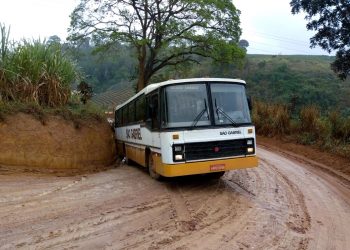 ES 230: muito além dos buracos…carro cai em cratera