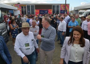 Governador participa de abertura de feira agrícola da Cooabriel