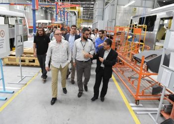 Governador visita linha de produção de ônibus da Marcopolo em São Mateus