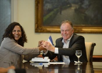 Renato Casagrande reassume Governo após missão internacional