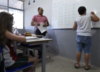 Quase metade dos municípios do ES paga professores abaixo do piso salarial