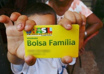 Bolsonaro assina MP que concede 13º pagamento do Bolsa Família
