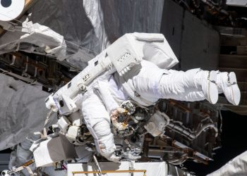 Astronautas fazem primeira caminhada 100% feminina no espaço