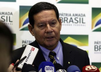 Mourão: Exército vai reforçar ações em praias atingidas por óleo