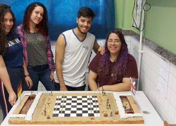Xadrez tematizado sobre a Segunda Guerra Mundial é promovido por Escola em Tempo Integral de Cariacica
