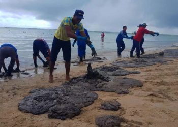 Fragmentos de óleo são recolhidos na região de Abrolhos, diz Marinha