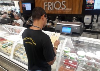 Procon-ES fiscaliza pesagem de produtos em rede de supermercados