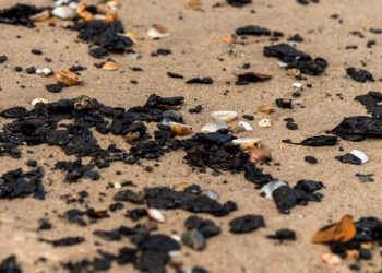 Manchas de óleo chegam a Guriri