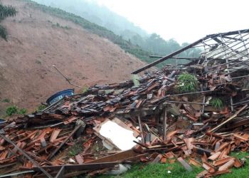 Homem morre soterrado após deslizamento em Santa Leopoldina; três foram resgatados com vida