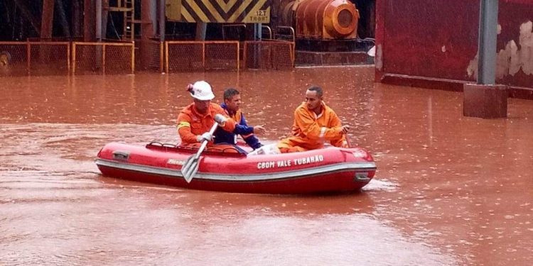 Após alagamento no Complexo do Tubarão, funcionários trabalham em casa nesta quinta-feira