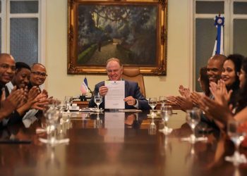 Governador assina Projeto de Lei que reserva 20% de vagas para negros em concursos públicos