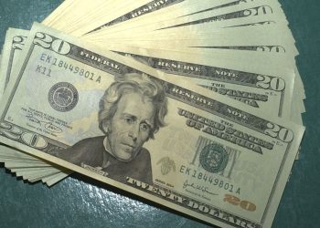 Dólar cai pela primeira vez em cinco sessões e fecha em R$ 4,21