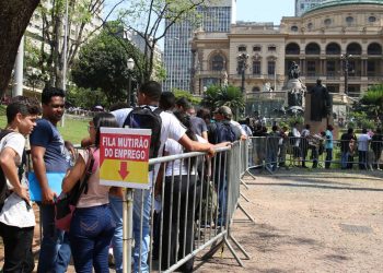 Taxa de desemprego fecha o trimestre encerrado em novembro em 11,2%