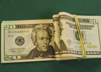 Dólar cai e bolsa sobe, mesmo com decisão de Trump sobre aço