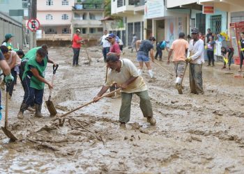 Mutirão solidário reúne centenas de voluntários para limpeza de ruas em Iconha