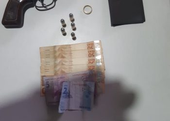 JAGUARÉ: PM apreende arma de fogo e foragido da Justiça