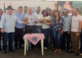 Governo entrega equipamentos agrícolas e celebra convênios de pavimentação no Norte do Estado