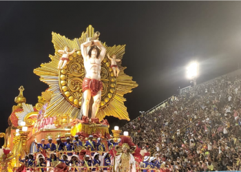 Primeiro dia de desfiles no Rio: enredos engajados, Jesus negro e tensão