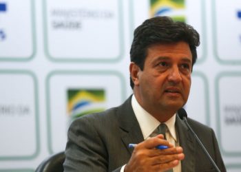 Sistema de saúde pode entrar em colapso em abril, diz ministro