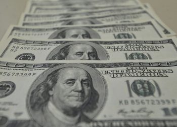 Dólar fecha acima de R$ 5,90 pela primeira vez na história