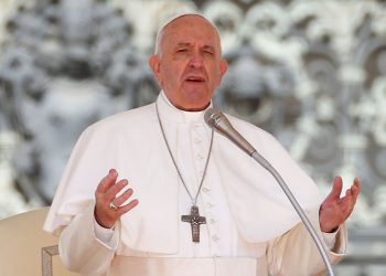 Papa reza pelos que cuidam da limpeza de ruas e hospitais