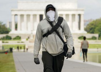 EUA registram 743 mortes por covid-19 nas últimas 24 horas, chegando a 105 mil