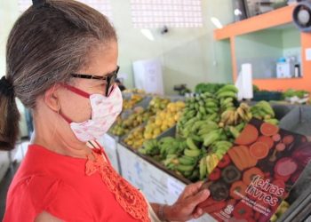 Seag entrega cartilha prevenção do novo Coronavírus em feiras livres
