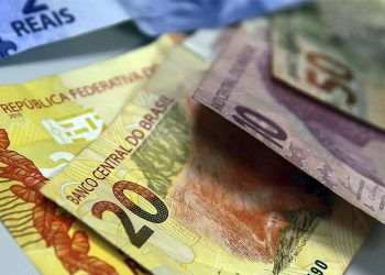 Rendimento médio de brasileiros cai a 82% em maio devido à covid-19