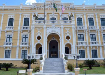 Bolsonaro prorroga novamente programa de redução de salários e jornada