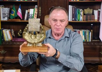 Bolsonaro prorroga novamente programa de redução de salários e jornada