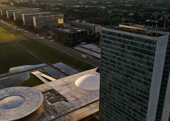 Reforma Administrativa: para Maia, foco no futuro do serviço público