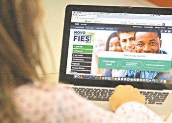 Estudantes com Fies podem suspender pagamentos até o fim da pandemia